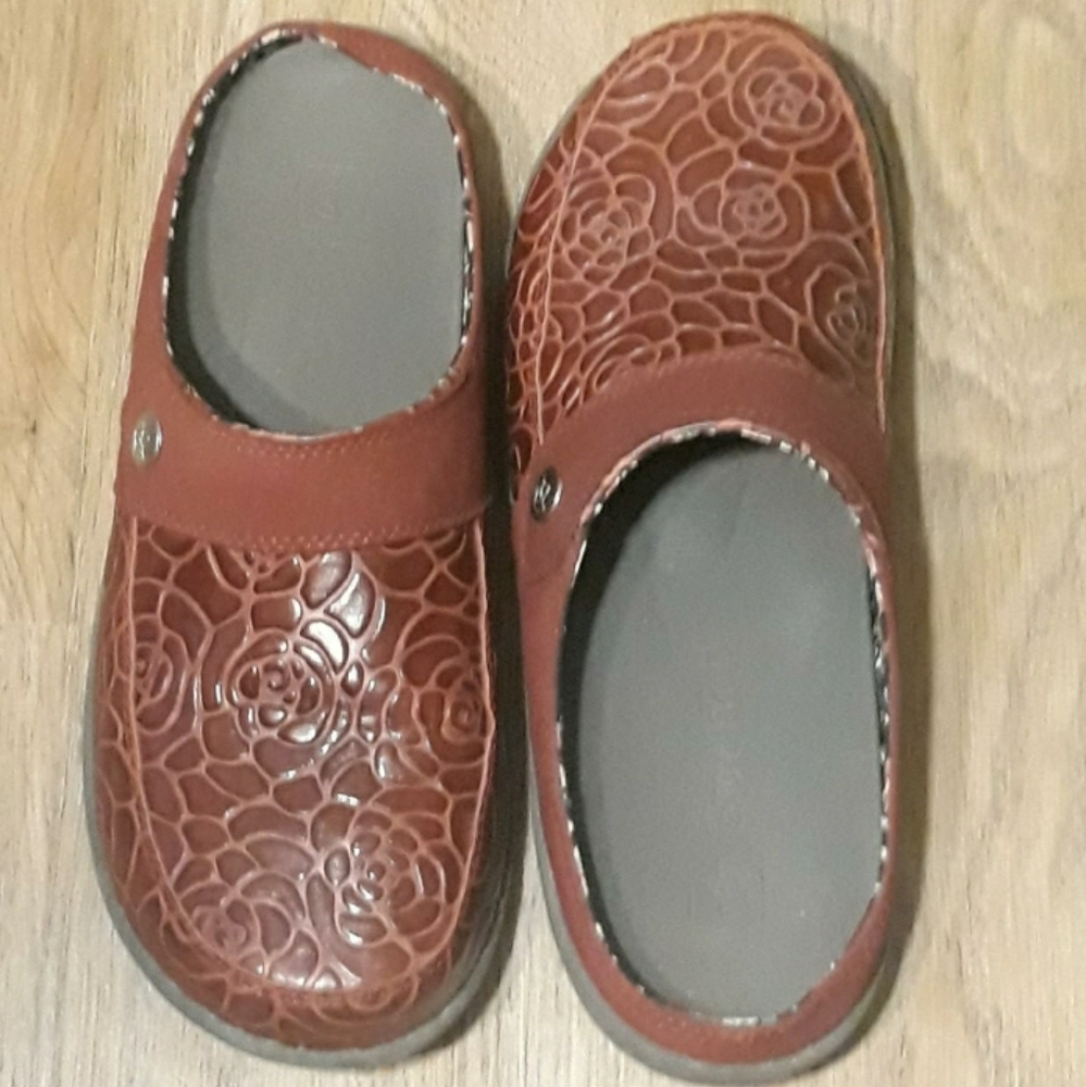 Spenco Alicia Embossed Floral Leather Slides - Size 9W Orthopedic Slip On Shoes - Picture 7 of 10